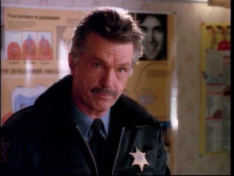 El trabajo más destacado en televisión de Tom Skerritt es 'Picket fences'. (Captura de video)