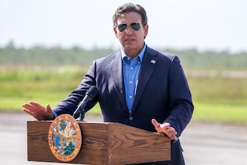 Alligator Alcatraz fue presentado por Ron DeSantis y Donald Trump como parte de la estrategia republicana para deportar a personas indocumentadas en Estados Unidos (EFE/Cristóbal Herrera).