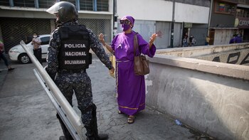 Un policía detuvo a una