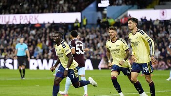 (Crónica) El Arsenal asalta Villa Park y sigue con paso firme