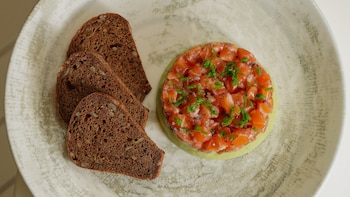 Receta de tartar de tomate, un entrante fácil, refrescante y perfecto para sorprender
