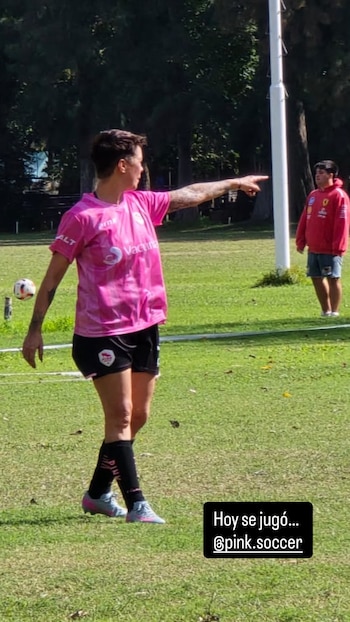 Josefina Pouso jugando al fútbol antes de lesionarse