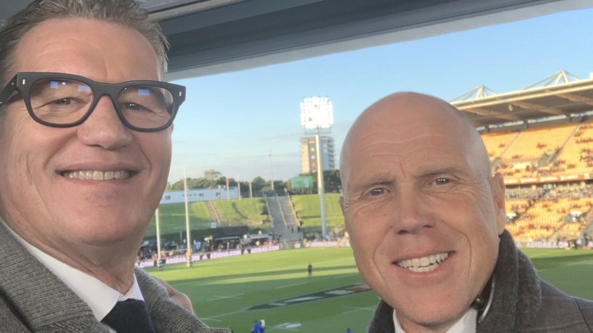 John Kirwan y Jeff Wilson, comentaristas de rugby