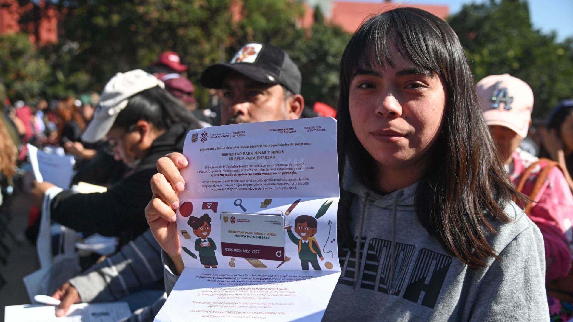 La Beca Rita Cetina entrega un apoyo económico de 1,900 pesos bimestrales por familia beneficiaria, con un monto adicional de 700 pesos por cada estudiante de secundaria extra en el hogar.(FOTO: GOBIERNO DE LA CIUDAD DE MÉXICO/CUARTOSCURO.COM)