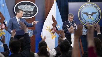 Un juez de EEUU acusa al Pentágono de violar una orden judicial al sacar a la prensa de sus dependencias