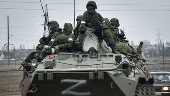 Armiansk (Ukraine), 25/02/2022.- Russian soldiers on the armoured personnel carrier BTR-80 move towards mainland Ukraine on the road near Armiansk, Crimea, 25 February 2022. Russian troops entered Ukraine on 24 February prompting the country's president to declare martial law and triggering a series of announcements by Western countries to impose severe economic sanctions on Russia. (Rusia, Ucrania) EFE/EPA/STRINGER