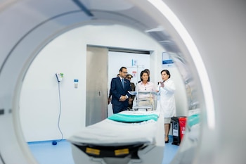El diseño del hospital conecta de forma directa el área de emergencias con los quirófanos de urgencia y distribuye laboratorios en dos sectores del edificio. (Cortesía: Noticiero El Salvador)