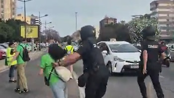 “Tú no vas a investigar nada, el derecho a manifestarse no es absoluto”: así contesta un sindicato policial a la delegada de Gobierno tras la agresión de un agente a una manifestante