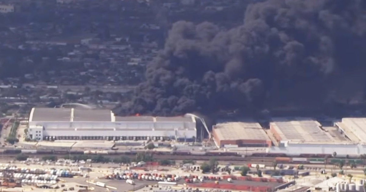 Boyle Heights vuelve a clases después del incendio: persisten las ratas, las moscas y el olor a comida podrida