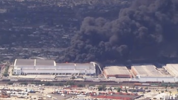 Incendio masivo y fuga de amoníaco en Los Ángeles: la emergencia química deja a miles de residentes confinados