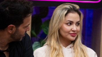 Alejandro Estrada recibió romántico beso