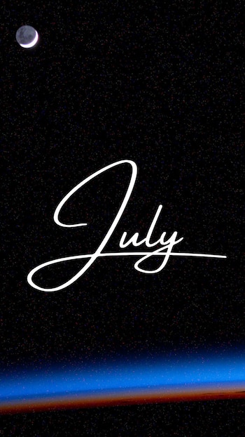 Imagen vertical con luna creciente en el cielo estrellado, la palabra 'July' en el centro y una banda atmosférica azul y naranja en la parte inferior