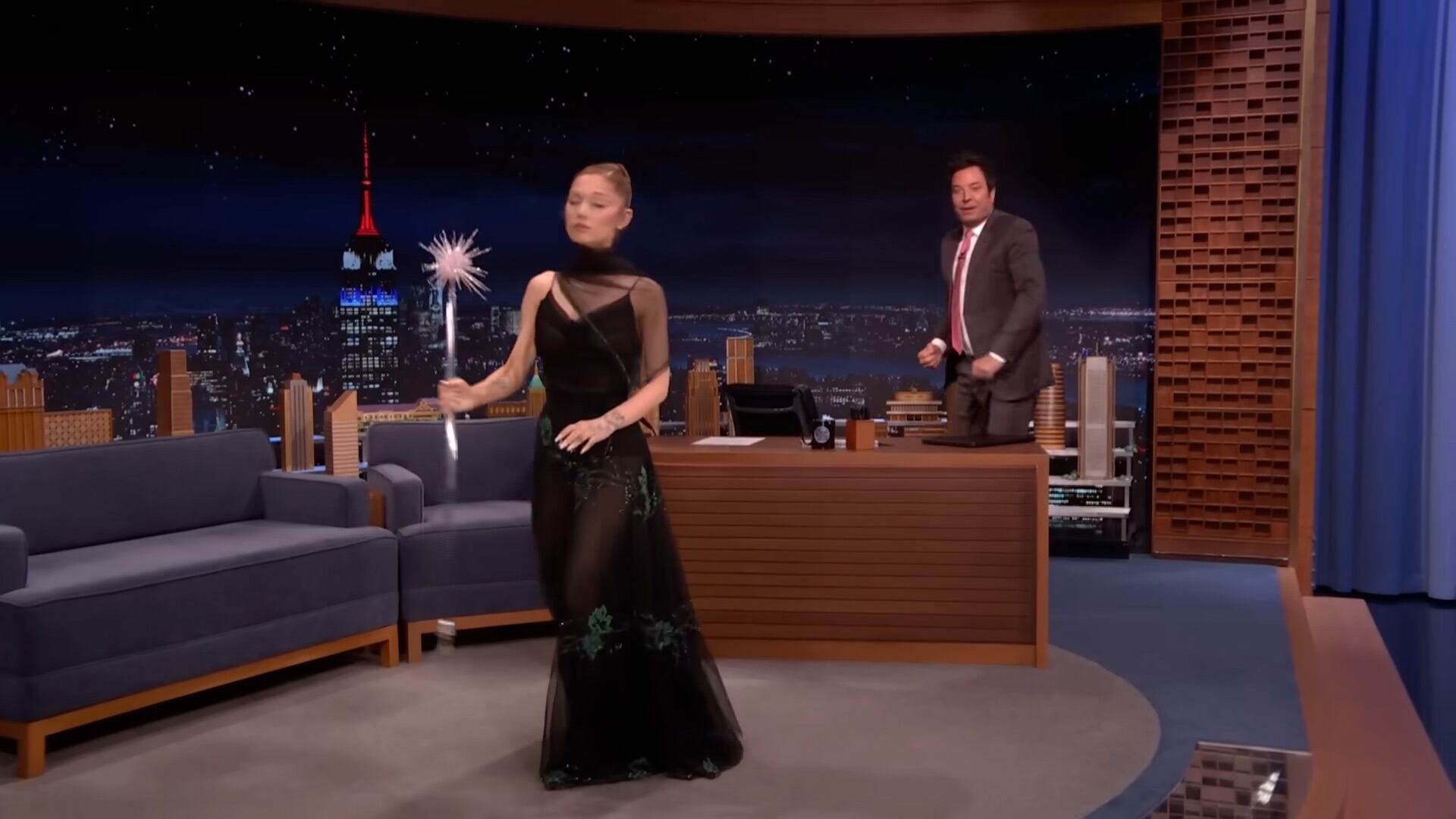 El vestido de los años treinta lucido por Ariana Grande revaloriza la importancia del diseño atemporal (The Tonight Show)