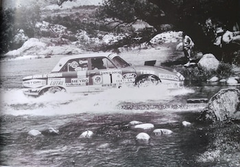 Héctor Gradassi cruzando con el