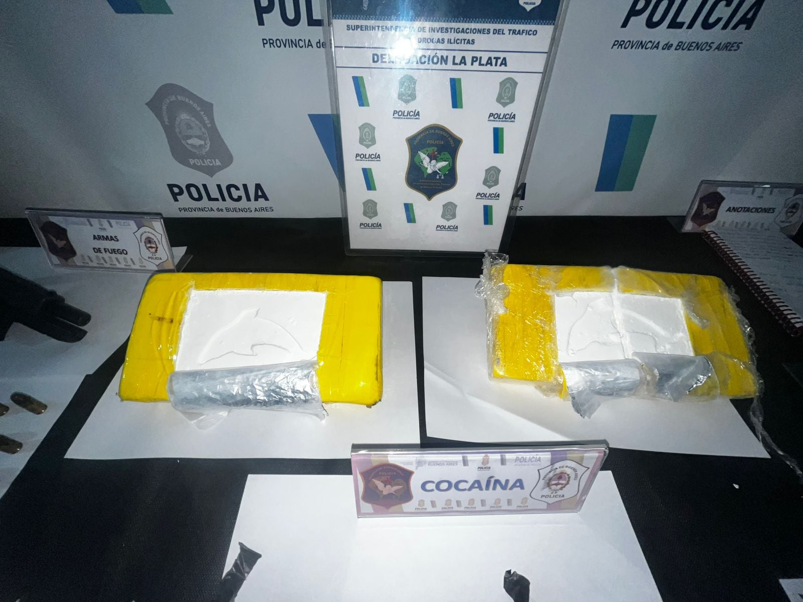 Los efectivos secuestraron 2.152 gramos de cocaína distribuidos en dos lotes con la marca del delfín y 299 envoltorios