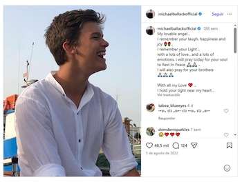 Joven caucásico de cabello castaño claro, con camisa blanca, sonriendo y mirando hacia la derecha. De fondo se aprecia un barco y el cielo claro