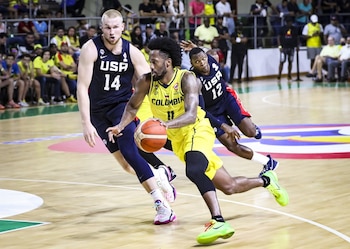 Braian Angola disputa un balón con dos jugadores de Estados Unidos, uno de los dos rivales en esta quinta ventana eliminatoria