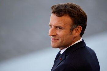 El presidente francés, Emmanuel Macron, asiste al desfile militar anual del Día de la Bastilla, en París, Francia, el 14 de julio de 2022. REUTERS/Sarah Meyssonnier