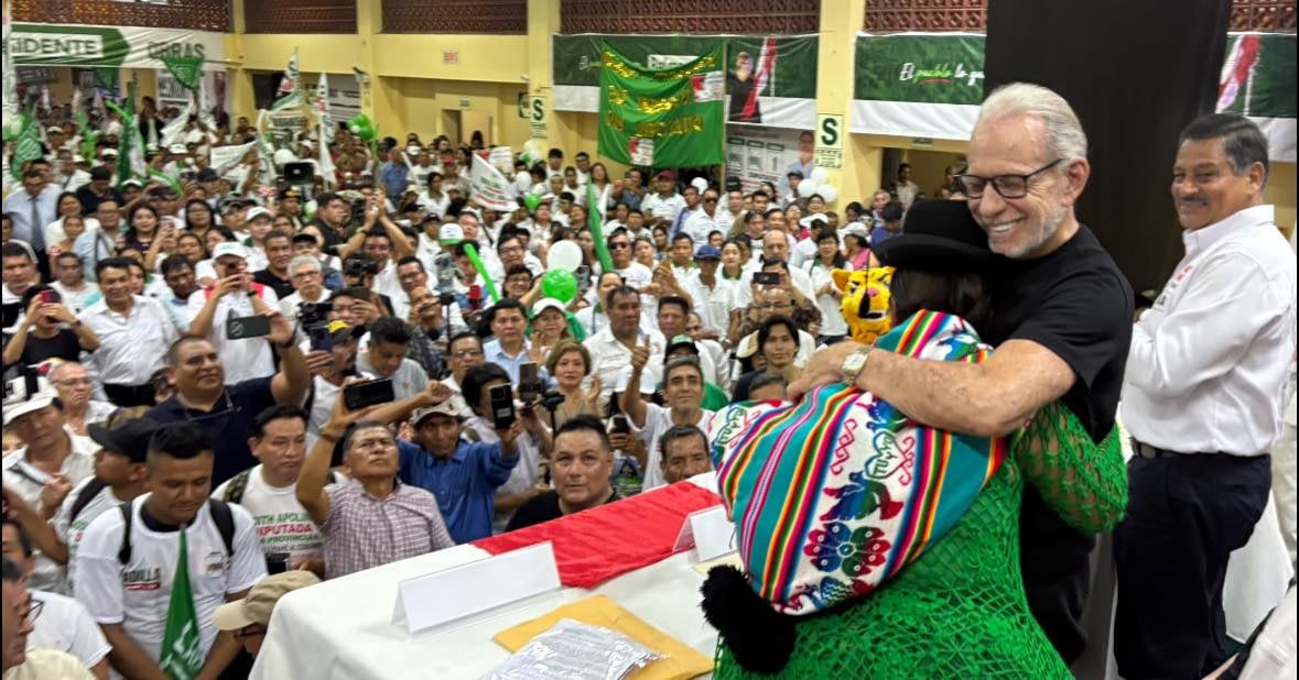 Ricardo Belmont, candidato de Partido Cívico Obras, abraza a una simpatizante en un mitin durante el cierre de su campaña presidencial en Perú, previo a las elecciones generales. (Difusión)
