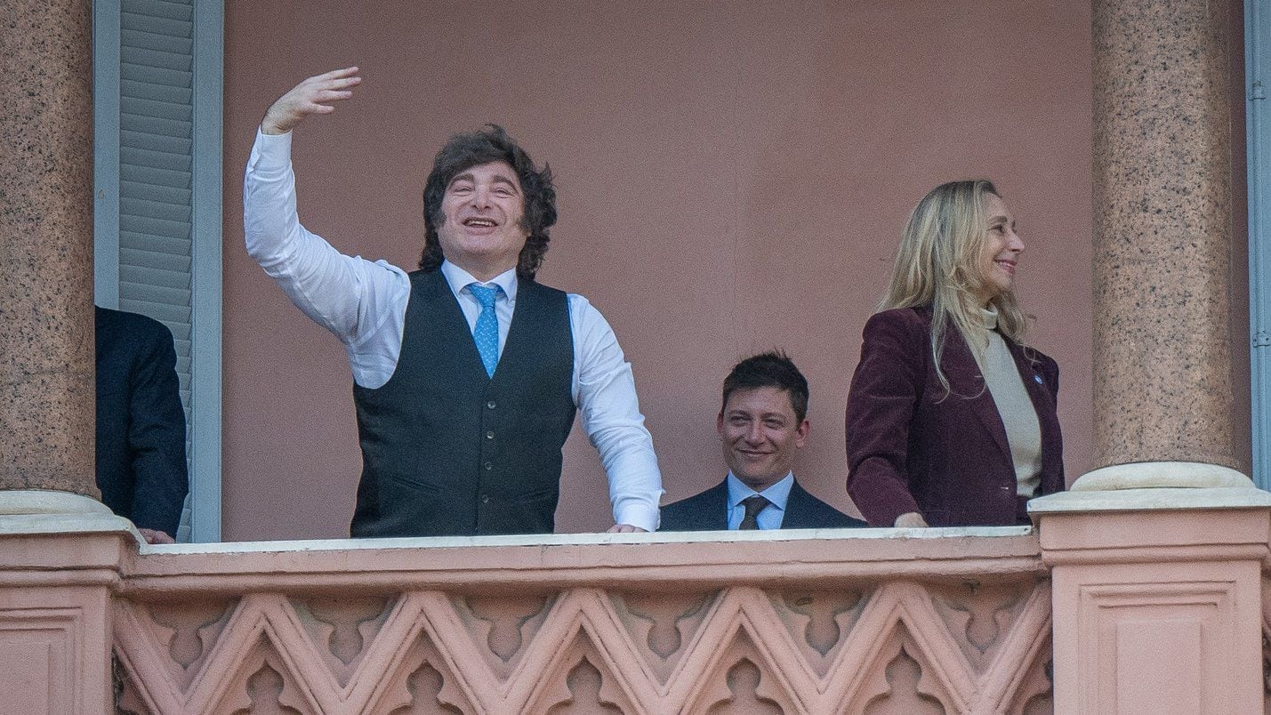 El presidente Javier Milei junto al asesor presidencial, Santiago Caputo, y la secretaria general de la Presidencia, Karina Milei