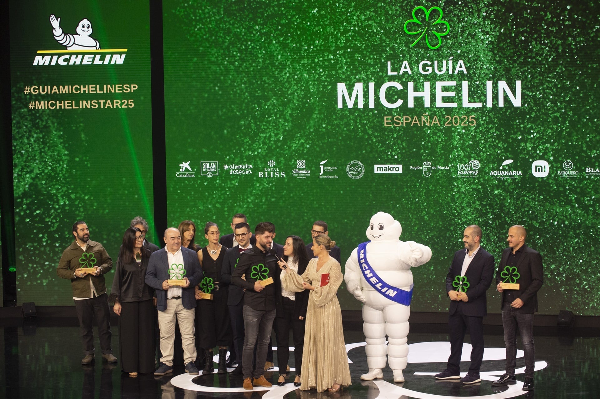 Foto de familia de las Estrellas Verdes durante la gala de la Guía Michelin 2025. (Javi Carrión / Europa Press)