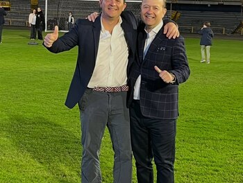 Los novios y sus invitados