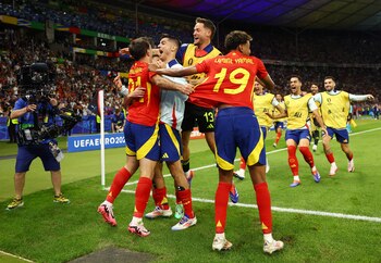 El festejo colectivo en el gol de Oyarzábal, que le dio pie a la vuelta olímpica (REUTERS/Kai Pfaffenbach)