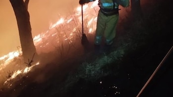 Activo un incendio forestal en Correpoco (Cantabria) que a punto estuvo de alcanzar el núcleo urbano