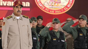 Nicolás Maduro intenta sostenerse en