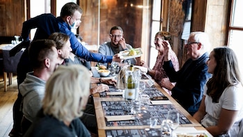 Un camarero con tapabocas sirve