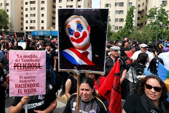 Personas se manifiestan en conmemoración del séptimo aniversario del estallido social en Chile, este domingo, en Santiago (EFE/ Elvis González)
