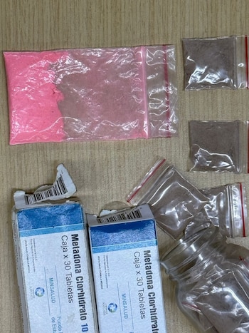Durante los allanamientos se incautaron dosis de heroína, metadona, anfetaminas, un arma de fuego, celulares, computadores y más de un millón de pesos en efectivo - crédito @FicoGutierrez/ X