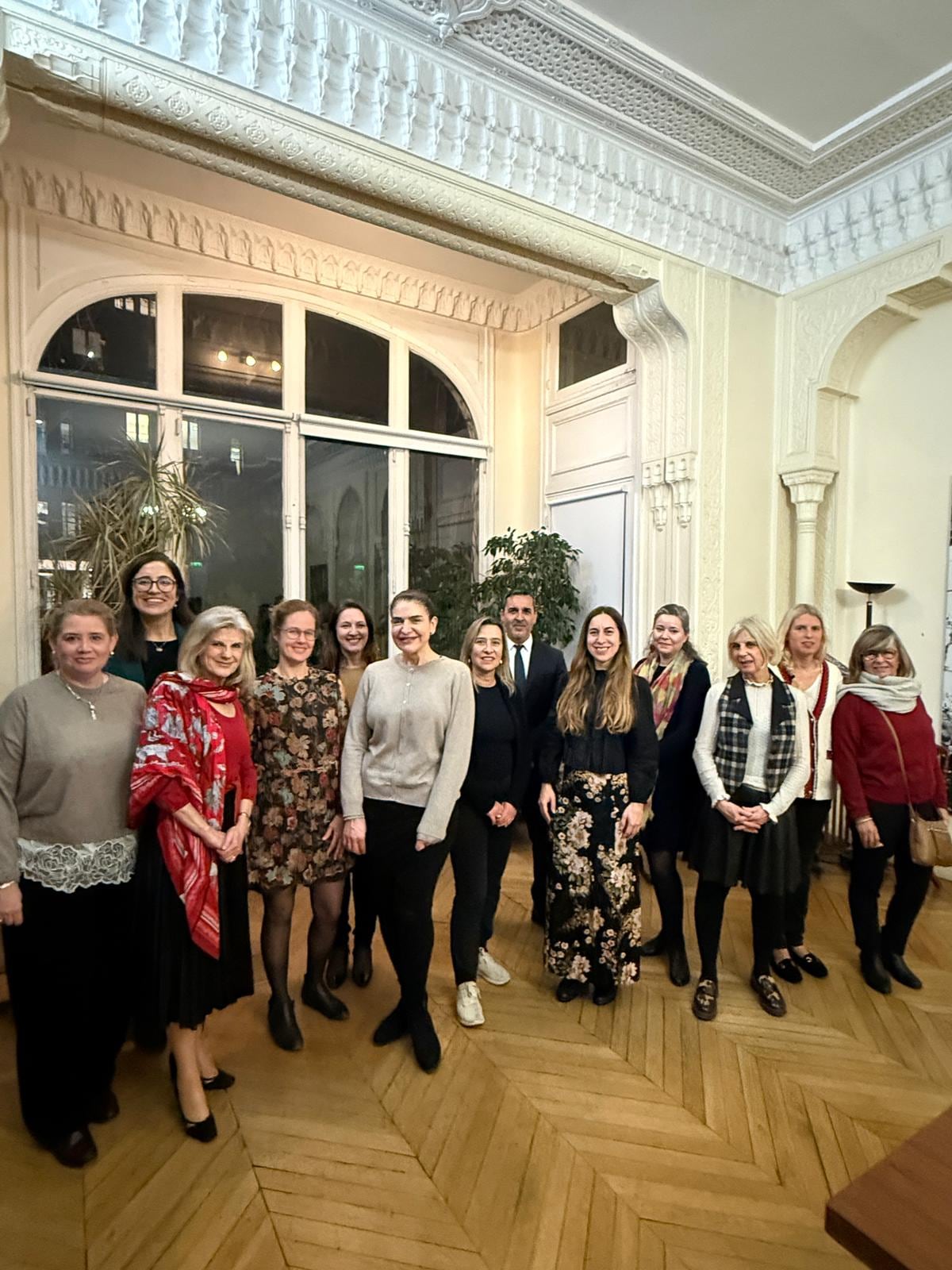 Las socias Marianne en la Embajada Argentina en París