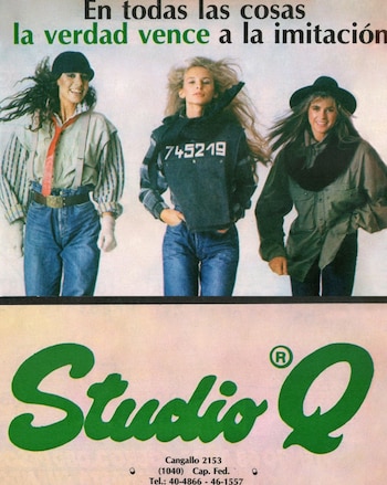 Tres mujeres con sombreros, camisas y pantalones de mezclilla posan sobre un logotipo de la marca Studio Q