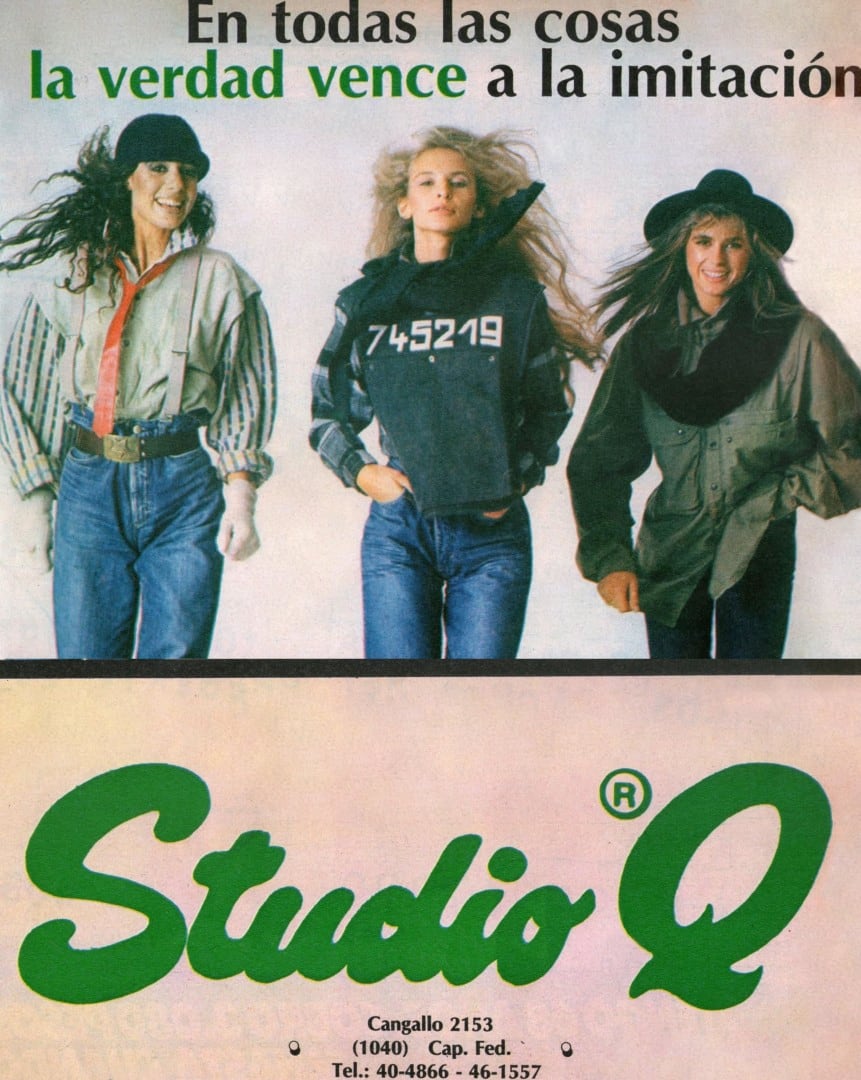 Las modelos Noelle Balfour y Karina Rabolini posan en una campaña publicitaria de la marca de indumentaria Studio Q lanzada en 1985.