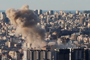 El humo se eleva sobre