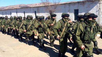 Militares rusos patrullan las calles