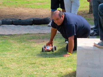 Con mucha concentración, el hombre