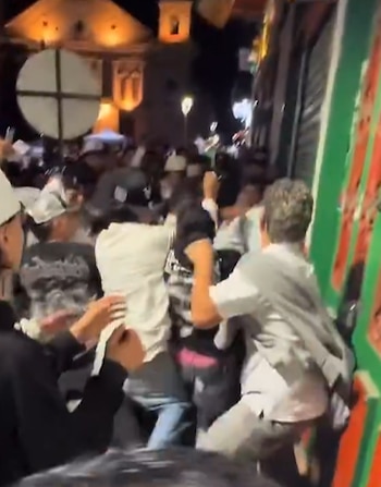 Cris Valencia apareció cerca de una pared mientras un grupo de personas se acercaba a él - crédito @BogotaMagAvax/ X
