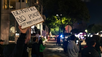 Cientos de personas protestan en