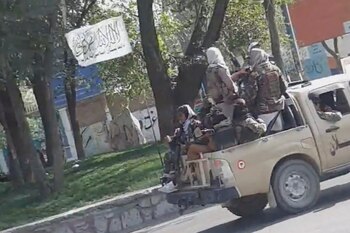 Talibanes patrullando las calles de