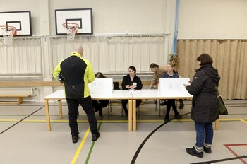 Una persona deposita su voto