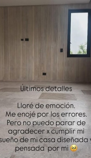 Habitación vacía con revestimiento de madera en la pared, piso claro, una ventana alta y un texto superpuesto sobre el proceso de la obra