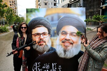 Una mujer sostiene un arma