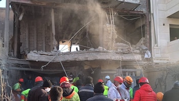 Mueren doce personas en bombardeos