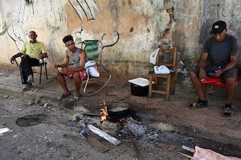 La gente cocina con leña en la calle durante un apagón en La Habana, el 7 de julio de 2026 (Yamil Lage/AFP)
