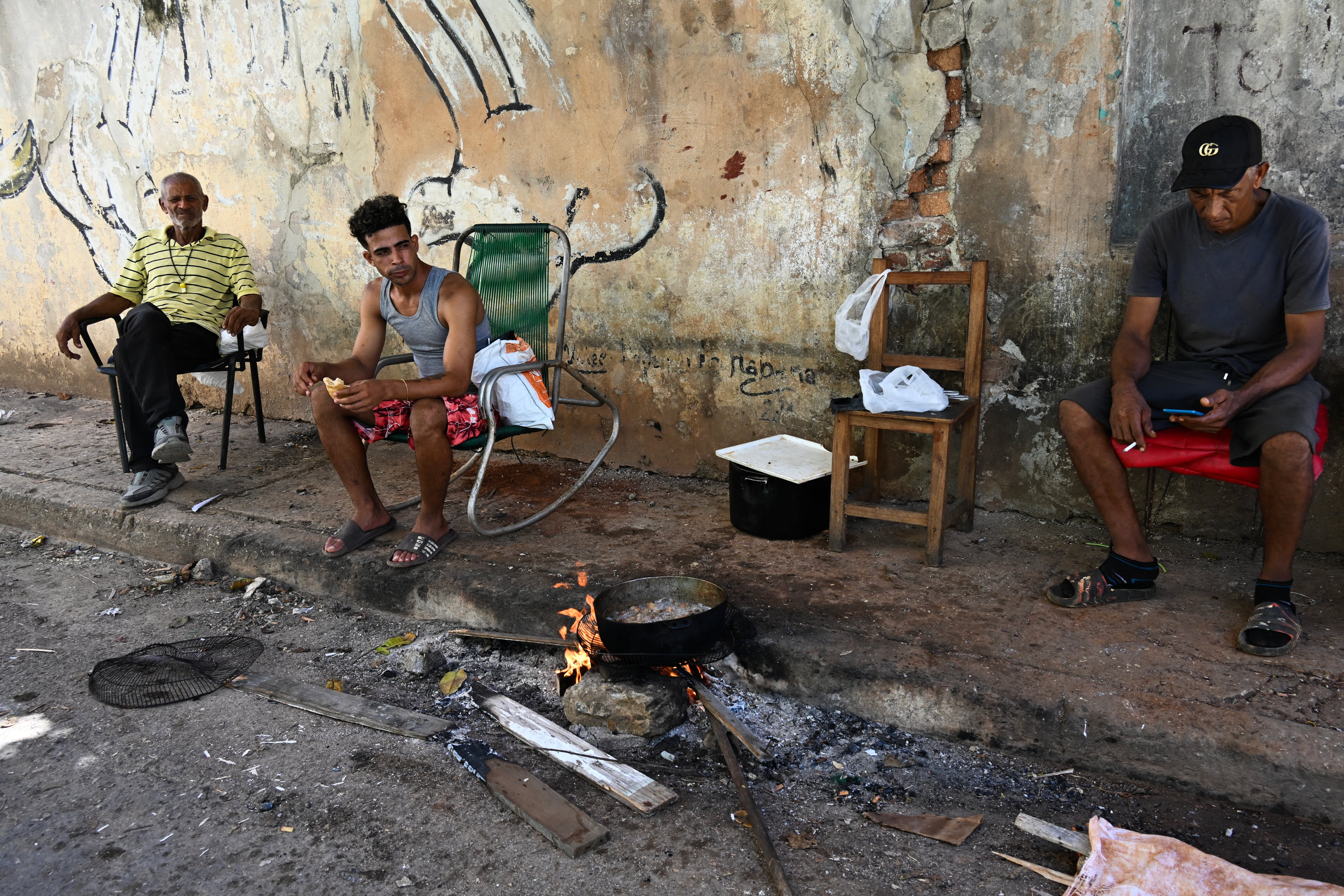 La gente cocina con leña en la calle durante un apagón en La Habana, el 7 de julio de 2026 (Yamil Lage/AFP)