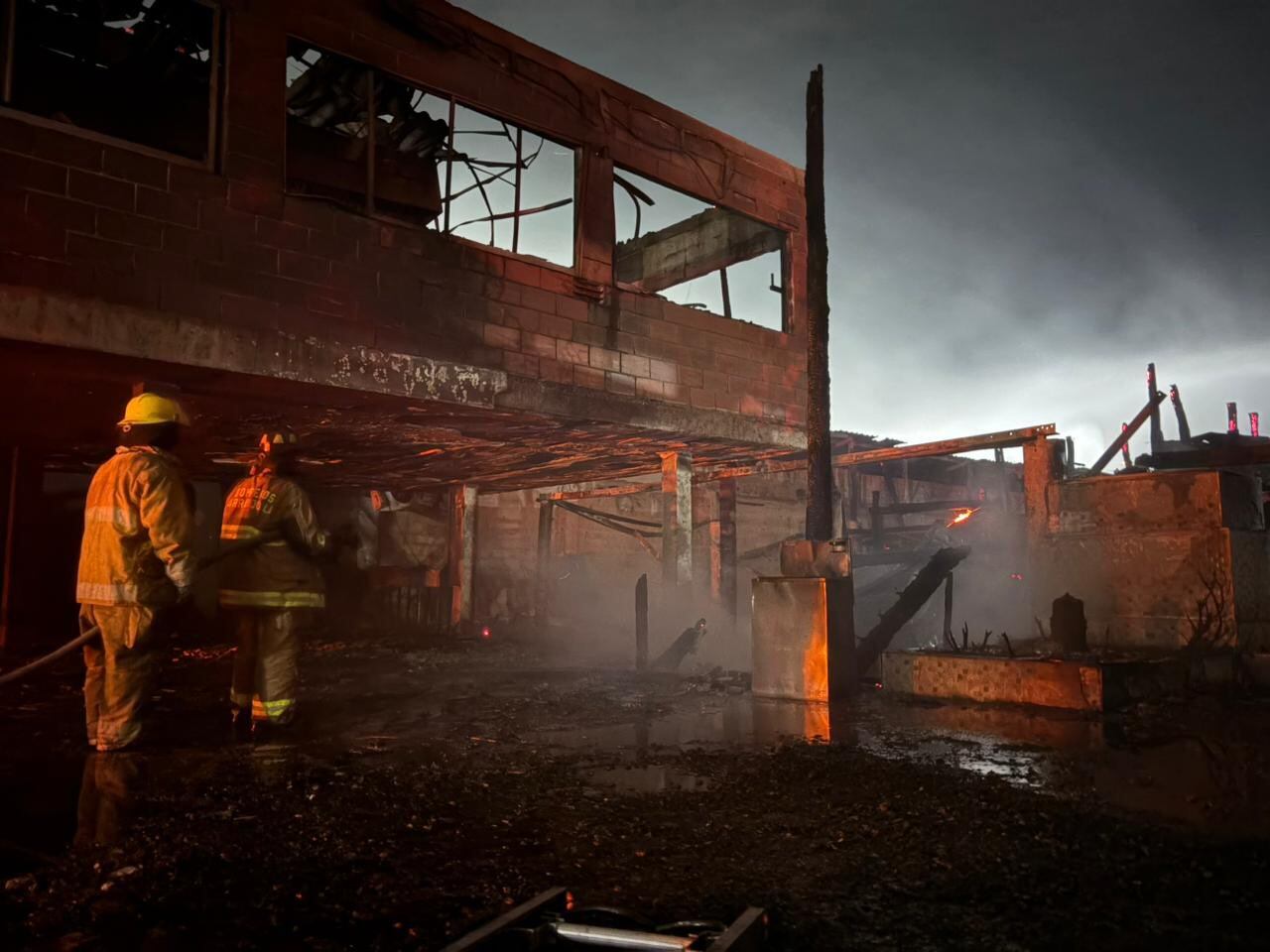 Las autoridades adelantaron labores para controlar las llamas y evitar su propagación a otros establecimientos. - crédito @alcaldiabquilla/X