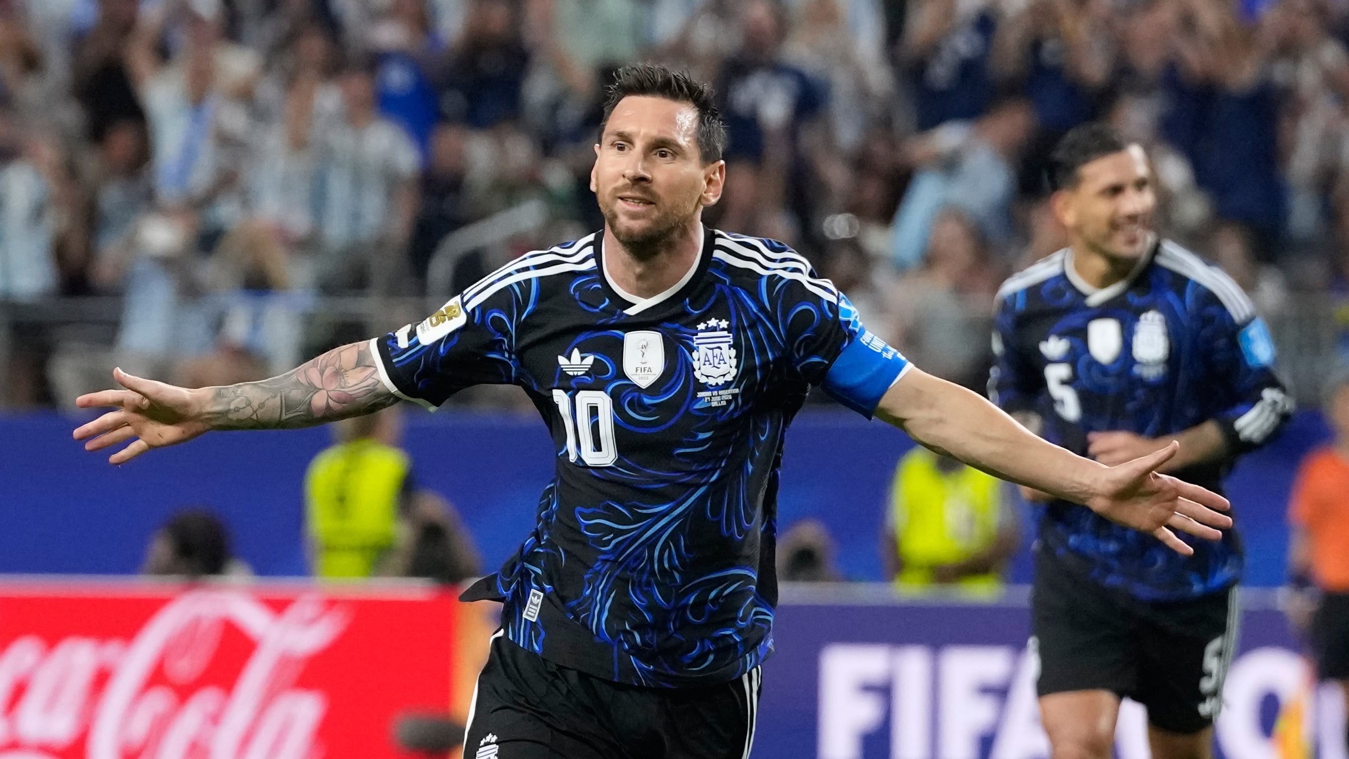 Lionel Messi celebra tras anotar el tercer gol de Argentina en el partido del Grupo J contra Jordania en el Mundial. (AP Foto/Tony Gutiérrez)