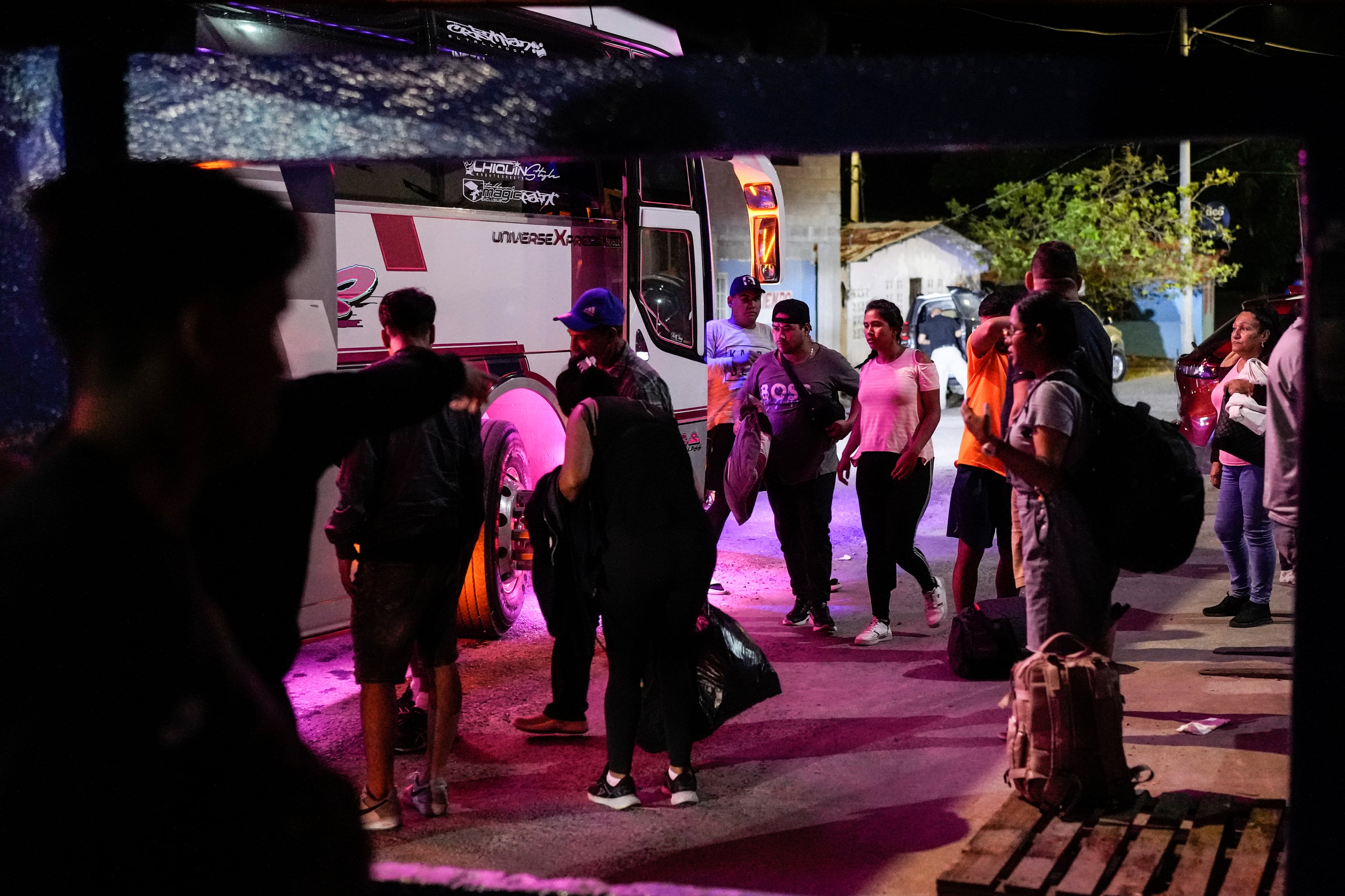El flujo norte-sur contabilizó 6,534 migrantes irregulares hasta el 27 de septiembre de 2026, en medio de una transformación de las rutas regionales y una disminución progresiva de estos desplazamientos durante el año. (AP Foto/Matías Delacroix)